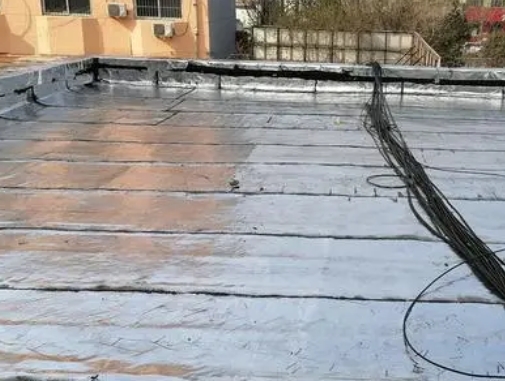 文登卫生间漏水维修公司分享下文登屋面楼顶防水刚性防水层施工要点。